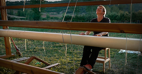 Andrea sentada en su telar